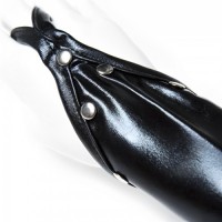 Лакированные перчатки черного цвета