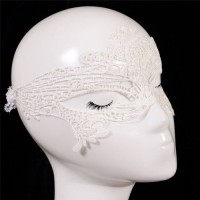 Кремовая маска из ажурного кружева
