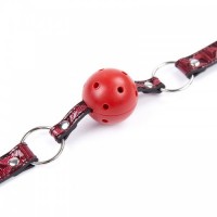 Кляп-шар на дизайнерском красном ремне Кляп-шар на дизайнерском красном ремне