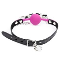 Силиконовый кляп фуксия с зажимами для сосков и замочком Силиконовый кляп фуксия с зажимами для сосков и замочком