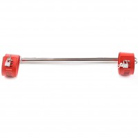 Длинная бондажная распорка с красными поножами Длинная бондажная распорка с красными поножами