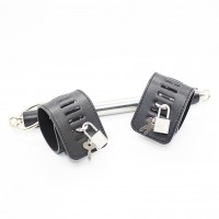 Короткая бондажная распорка с черными наручниками Короткая бондажная распорка с черными наручниками