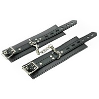 Черные наручники на цепочке с карабином Черные наручники на цепочке с карабином