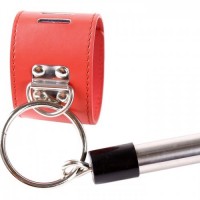 Длинная бондажная распорка с красными поножами Длинная бондажная распорка с красными поножами