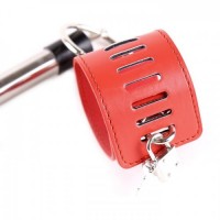 Короткая бондажная распорка с красными наручниками Короткая бондажная распорка с красными наручниками