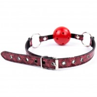 Кляп-шар на дизайнерском красном ремне Кляп-шар на дизайнерском красном ремне