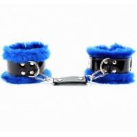 Набор фиксаторов из лакированной кожи с ярко-синим мехом