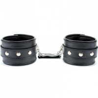 Черные кожаные наручники на пряжке с металлическими заклепками