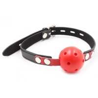 Дышащий кляп-шар красного цвета на черно-красном ремне Дышащий кляп-шар красного цвета на черно-красном ремне