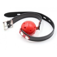 Дышащий кляп-шар красного цвета на черно-красном ремне Дышащий кляп-шар красного цвета на черно-красном ремне