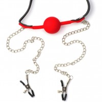 Красный силиконовый кляп с зажимами для сосков и замочком Красный силиконовый кляп с зажимами для сосков и замочком