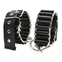 Черные наручники с металлическими кольцами