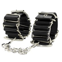 Черные наручники с металлическими кольцами