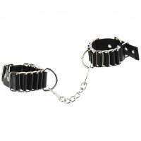 Черные наручники с металлическими кольцами