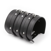 Широкий черный манжет на обе руки Широкий черный манжет на обе руки