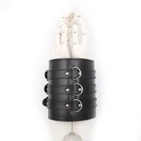 Широкий черный манжет на обе руки Широкий черный манжет на обе руки