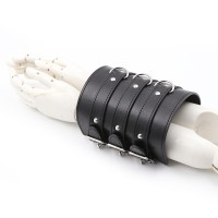 Широкий черный манжет на обе руки Широкий черный манжет на обе руки