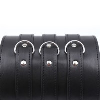 Широкий черный манжет на обе руки Широкий черный манжет на обе руки