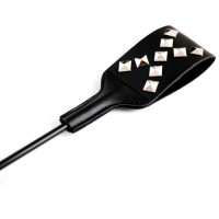 Декорированная заклёпками стек-шлепалка с тиклером 49 см