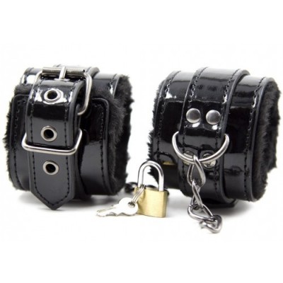 Лакированные черные наручники с мехом Лакированные черные наручники с мехом