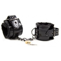 Лакированные черные наручники с мехом Лакированные черные наручники с мехом