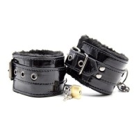 Лакированные черные наручники с мехом Лакированные черные наручники с мехом