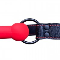 Красный кляп-трензель с черным ремешком