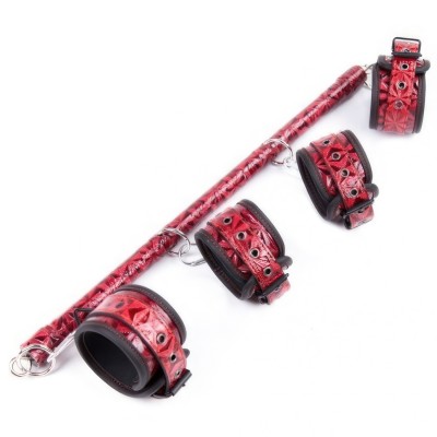 Лакированная распорка красного цвета с наручниками и поножами Лакированная распорка красного цвета с наручниками и поножами