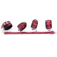 Лакированная распорка красного цвета с наручниками и поножами Лакированная распорка красного цвета с наручниками и поножами