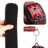 Лакированная распорка красного цвета с наручниками и поножами Лакированная распорка красного цвета с наручниками и поножами