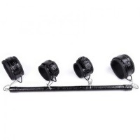 Лакированная распорка черного цвета с наручниками и поножами Лакированная распорка черного цвета с наручниками и поножами