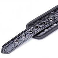 Лакированная распорка черного цвета с наручниками и поножами Лакированная распорка черного цвета с наручниками и поножами