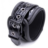 Лакированная распорка черного цвета с наручниками и поножами Лакированная распорка черного цвета с наручниками и поножами