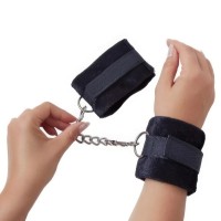 Плюшевые наручники на цепочке черные Плюшевые наручники на цепочке черные