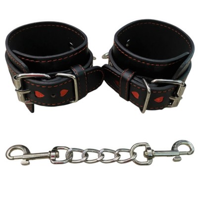 Наручники с красной строчкой и сердечками