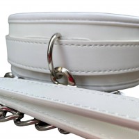 Мягкий белый ошейник с металлическим поводком