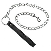 Черный ошейник с кольцами на поводке