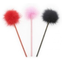 Черный перьевой тиклер с атласной ручкой 34 см