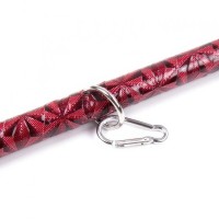 Лакированная распорка красного цвета с наручниками и поножами Лакированная распорка красного цвета с наручниками и поножами