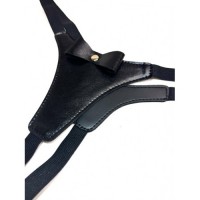 Сексуальные стринги черного цвета из экокожи декорированные бантиком