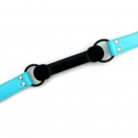 Черный кляп-трензель с голубым ремешком