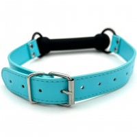 Черный кляп-трензель с голубым ремешком