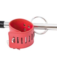 Красная бондажная распорка с наручниками и поножами