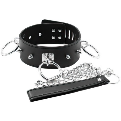 Черный ошейник с кольцами на поводке