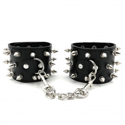 Черные наручники с шипами Черные наручники с шипами