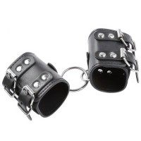 Широкие черные наручники с металлическим кольцом Широкие черные наручники с металлическим кольцом