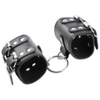 Широкие черные наручники с металлическим кольцом Широкие черные наручники с металлическим кольцом