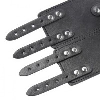 Широкие черные наручники с металлическим кольцом Широкие черные наручники с металлическим кольцом