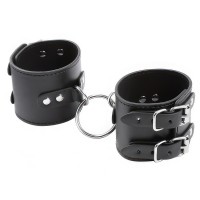 Широкие черные наручники с металлическим кольцом Широкие черные наручники с металлическим кольцом