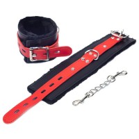 Красно-черные поножи с меховой отделкой